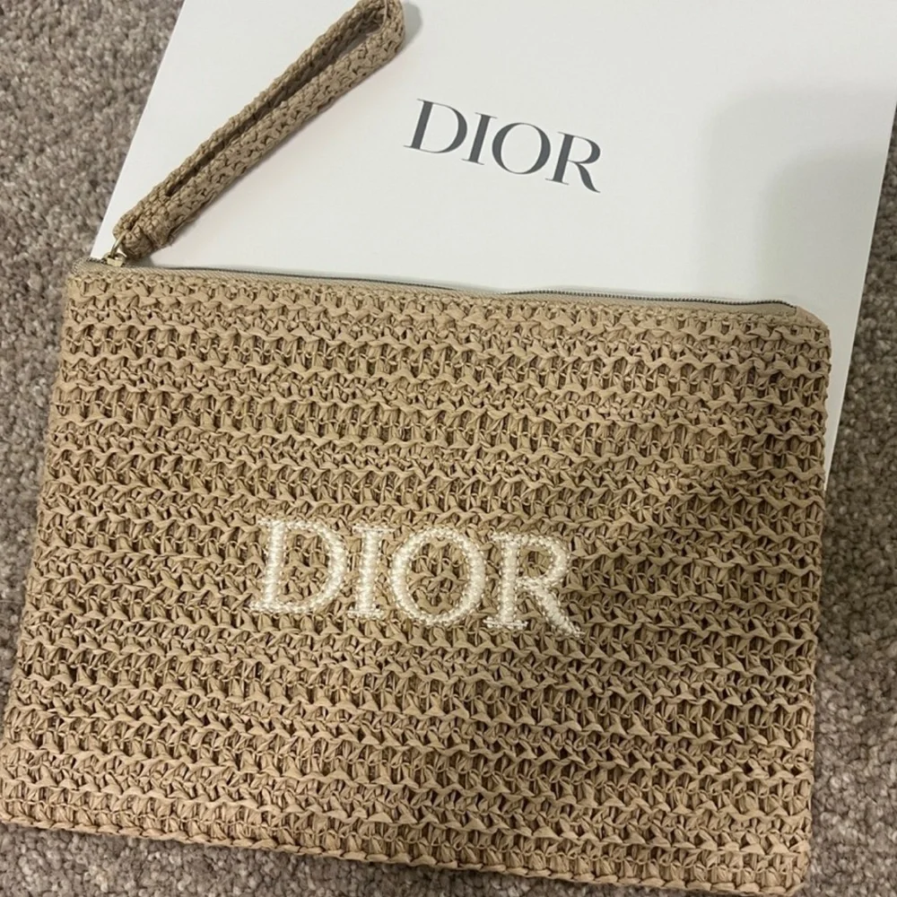 Dior Beige Raffia Clutch with Pearl Charm - Picture 2 of 9